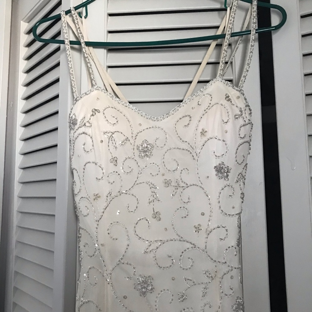 Fleur de Lis Vintage Wedding Dress - Picture 3 of 9